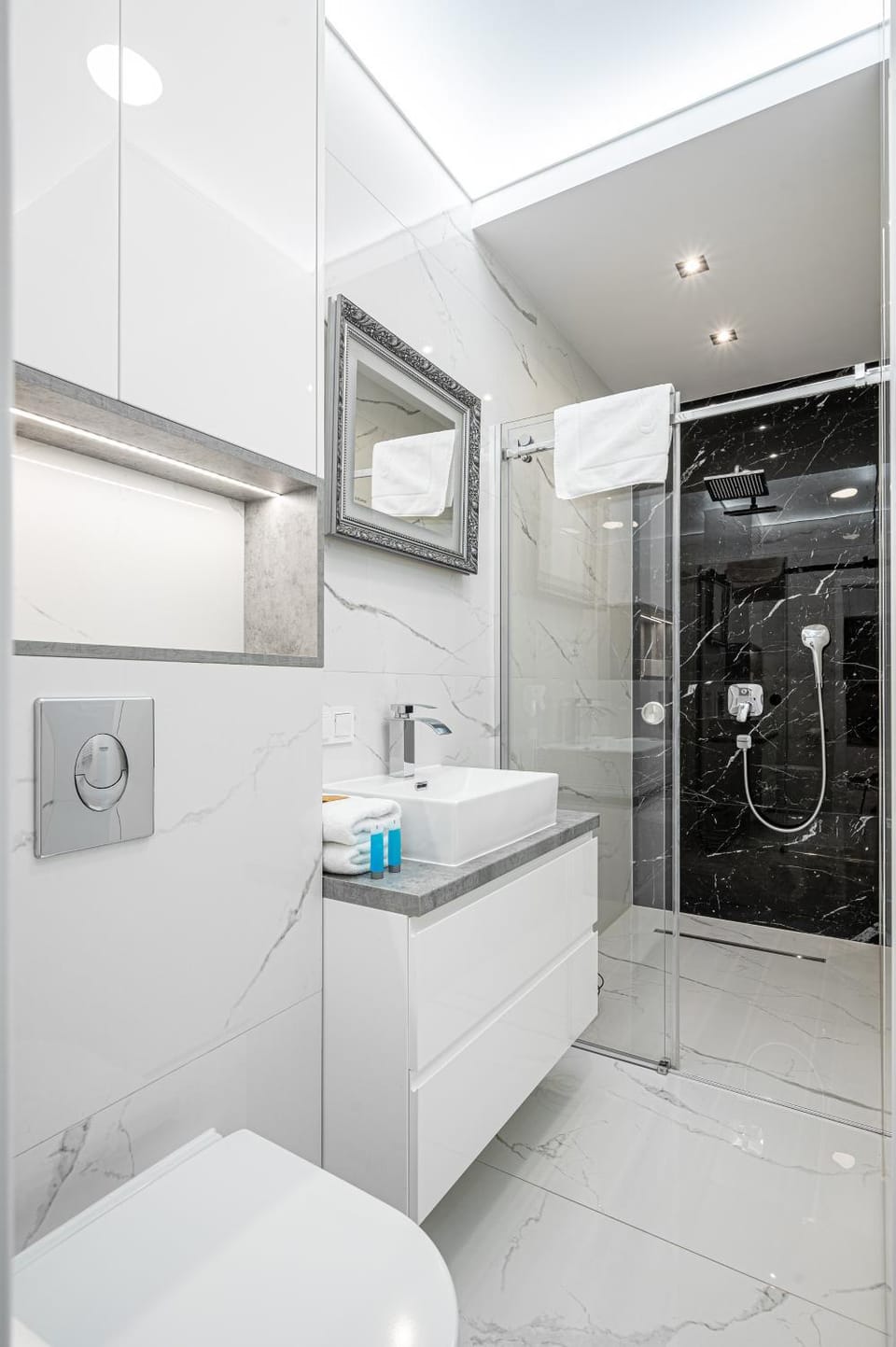 Shower, Toilet, Bathroom, towels