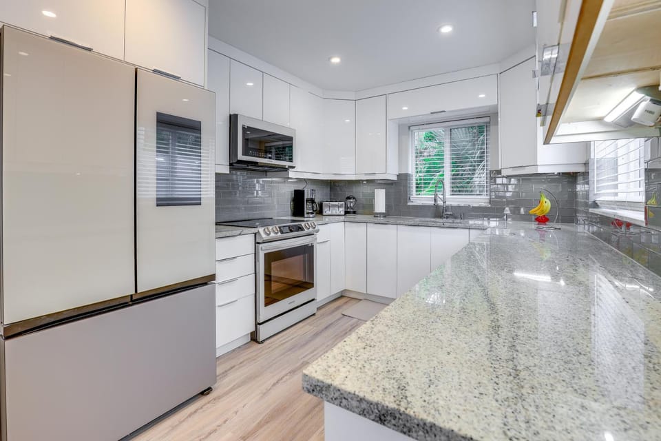 2 Blocks to Riviera Beach: Upscale Condo w/ Patio House in Riviera Beach