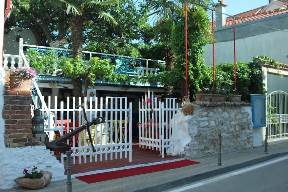 Restaurant/places to eat, Neighbourhood
