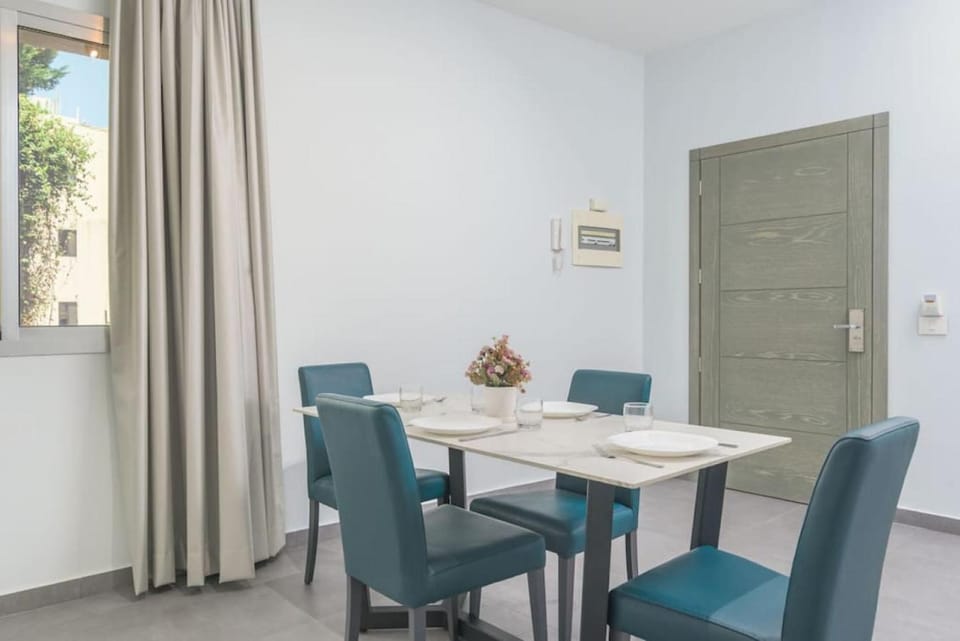 Seating area, Dining area