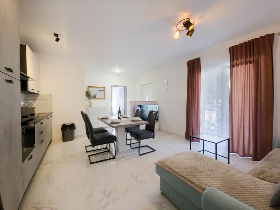 Kitchen or kitchenette, Living room, Seating area, Dining area
