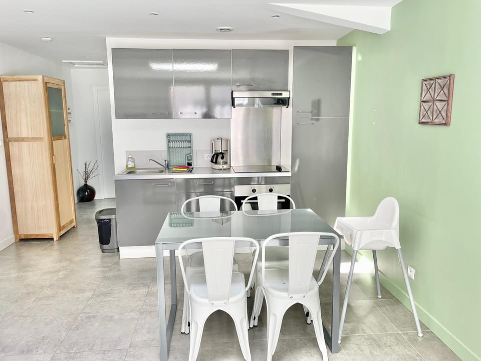 Kitchen or kitchenette, Dining area, young children