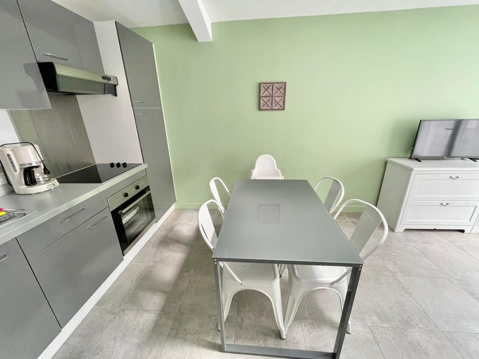 TV and multimedia, Coffee/tea facilities, Kitchen or kitchenette, Dining area, oven, stove