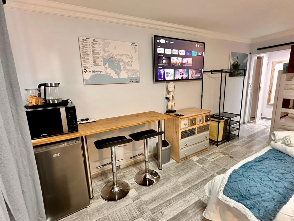 Restaurant/places to eat, TV and multimedia, minibar, wardrobe