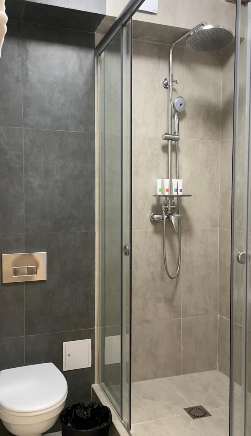 Shower, Toilet