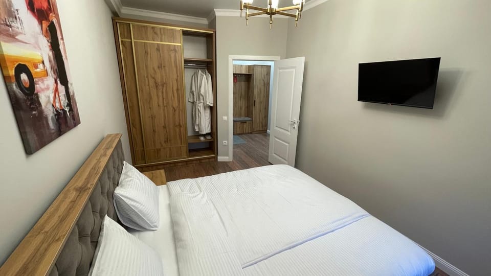 Bed, TV and multimedia, Bedroom, wardrobe