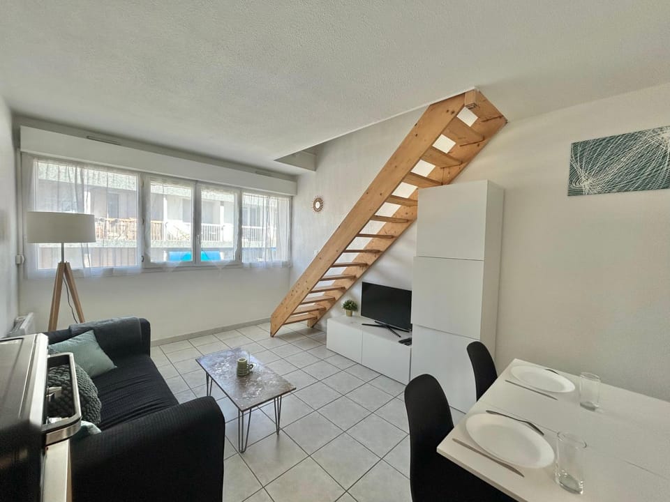 TV and multimedia, Living room, Seating area, Dining area