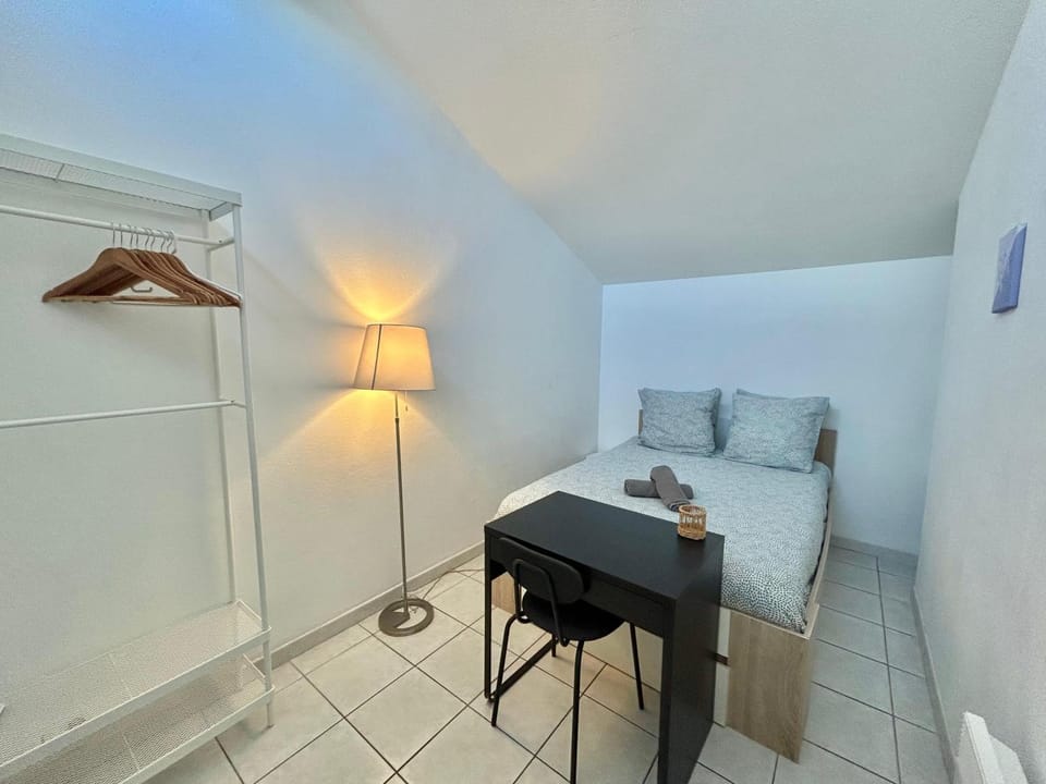 Bed, Photo of the whole room, Seating area, Bedroom, towels