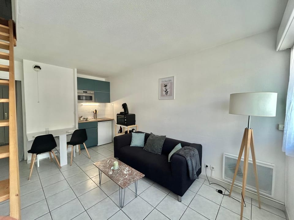 Kitchen or kitchenette, Living room, Seating area, Dining area, oven