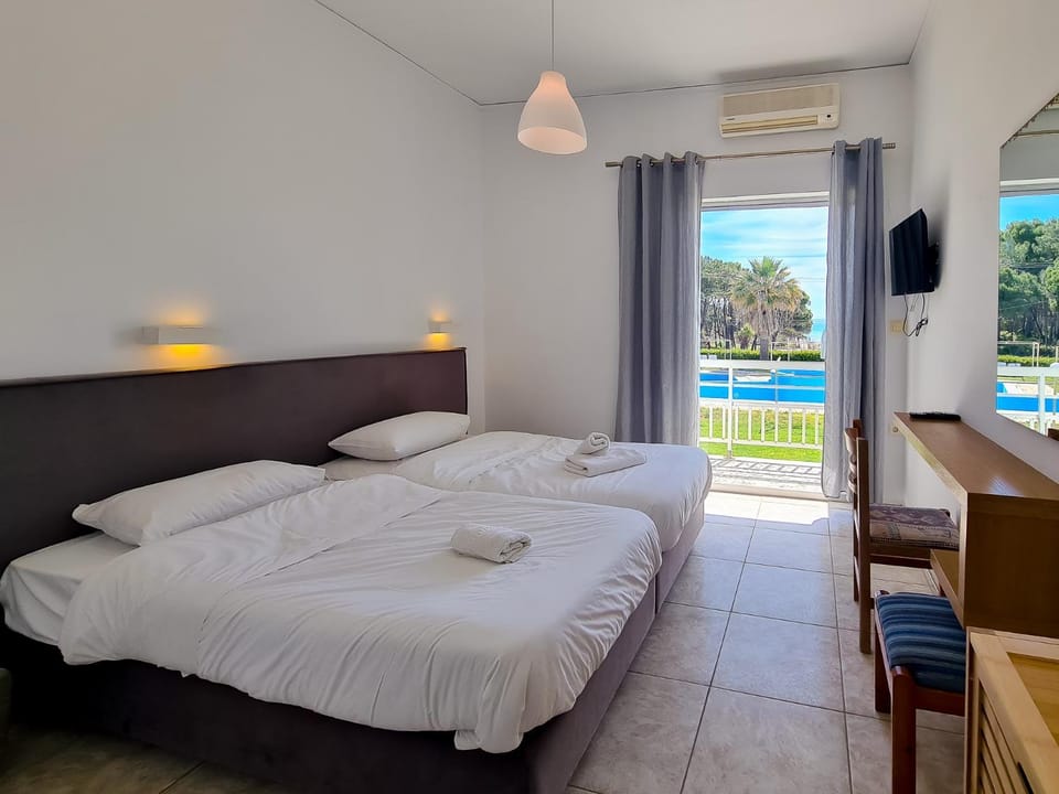 Bed, View (from property/room), Balcony/Terrace, Photo of the whole room, Bedroom, Pool view, Swimming pool