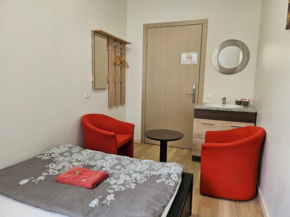 Bed, Photo of the whole room, Seating area, Bedroom, towels