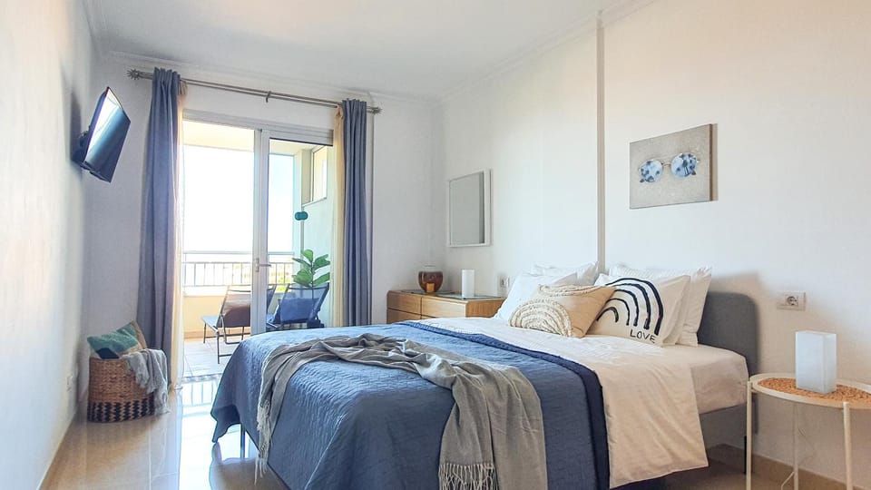 Bed, TV and multimedia, Bedroom