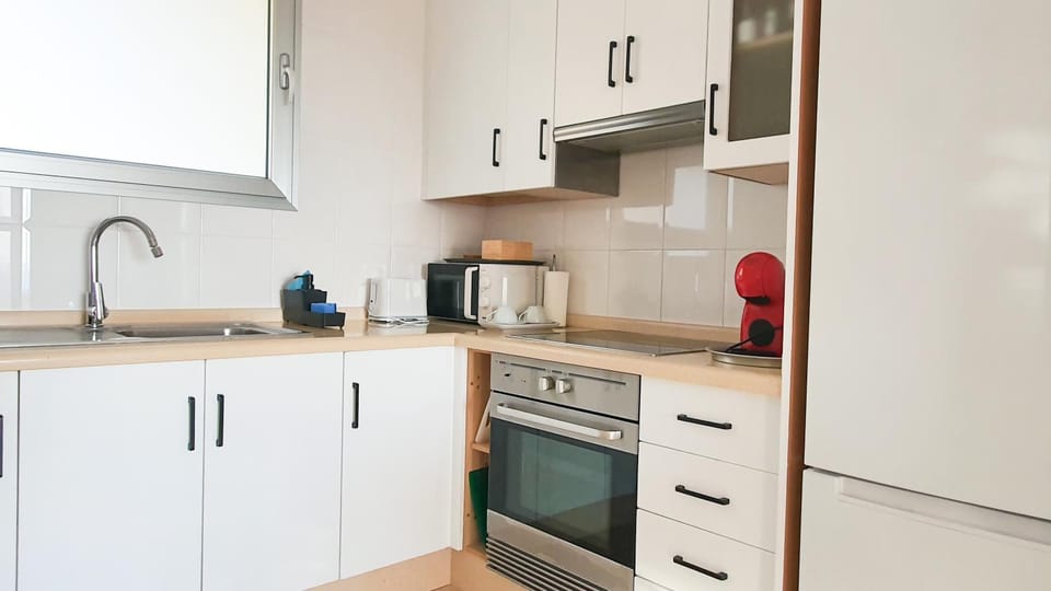 Coffee/tea facilities, Kitchen or kitchenette, stove, toaster