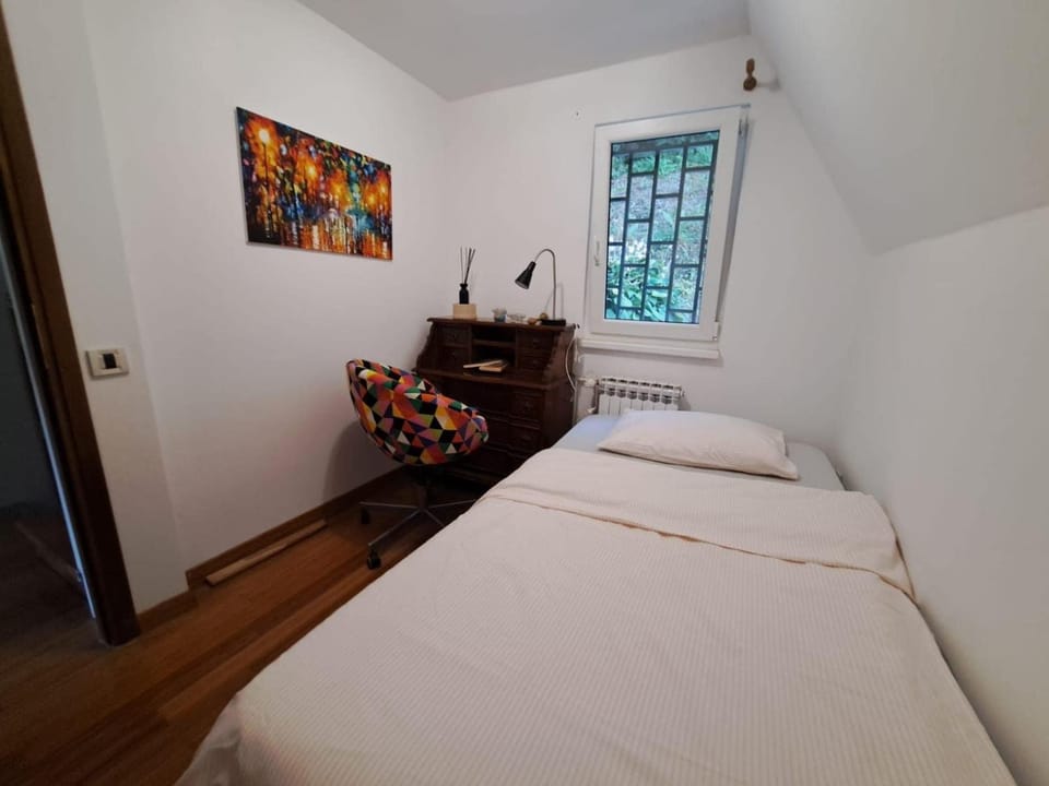 Photo of the whole room, Bedroom