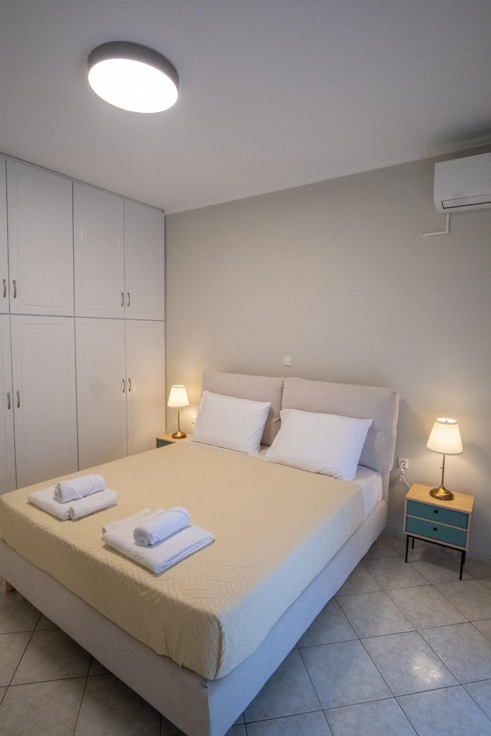 Bed, Photo of the whole room, Bedroom, towels, air conditioner