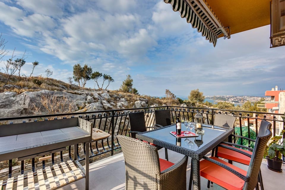 BBQ facilities, Garden, Balcony/Terrace, Balcony/Terrace, Seating area, Garden view, Mountain view, Sea view