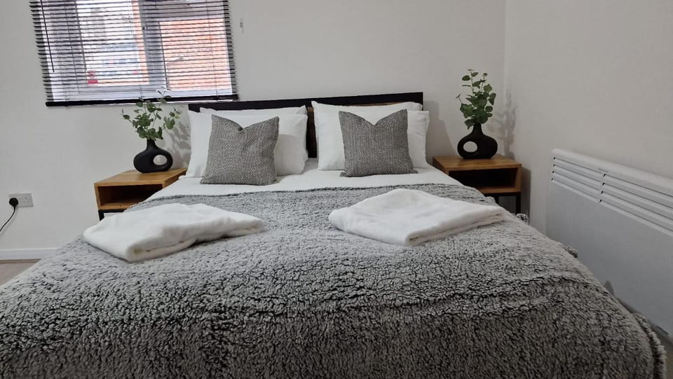 Bed, Bedroom, towels