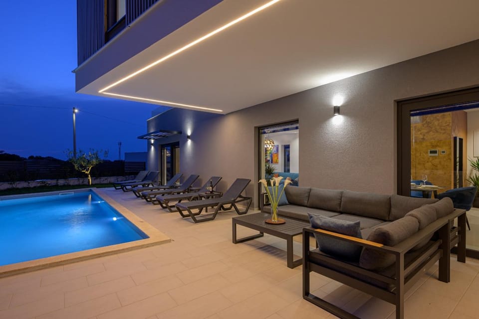Tennis court, Swimming pool