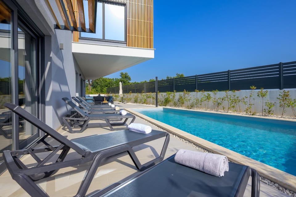 Balcony/Terrace, Swimming pool