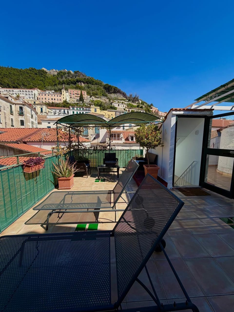 Property building, Patio, Day, Natural landscape, View (from property/room), Balcony/Terrace, Dining area, Mountain view