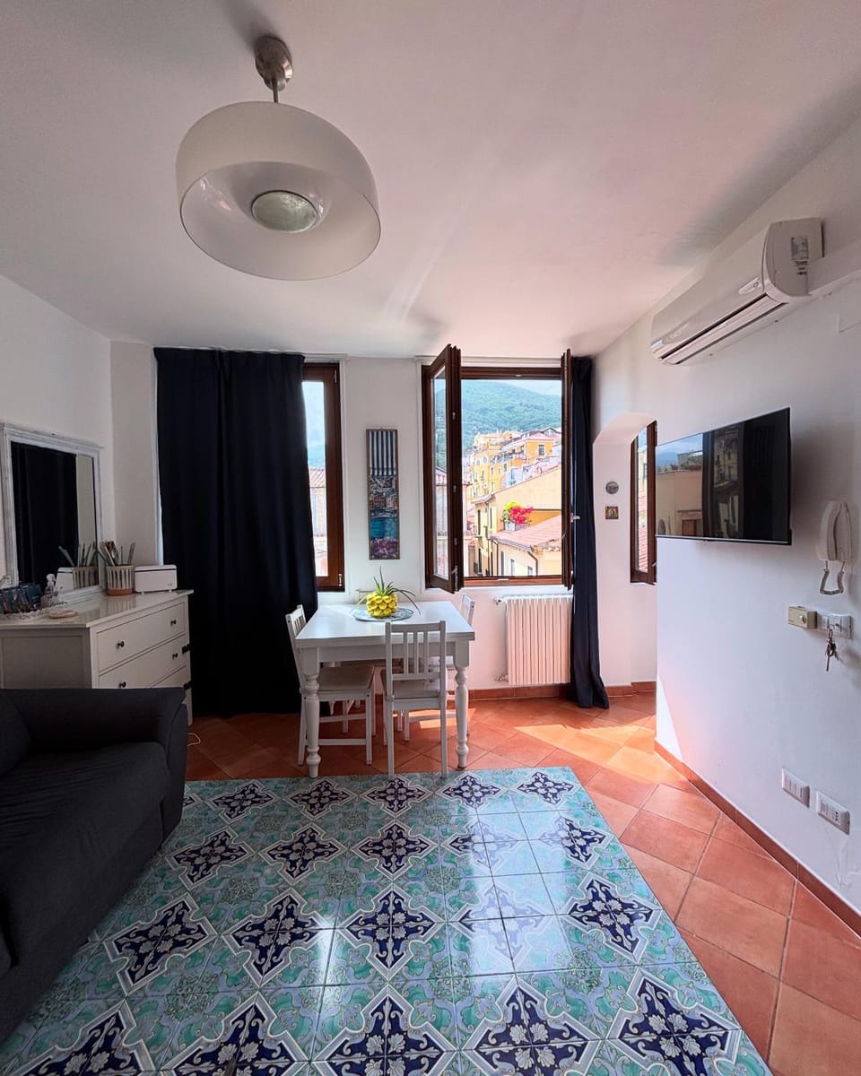 TV and multimedia, Living room, Dining area, air conditioner