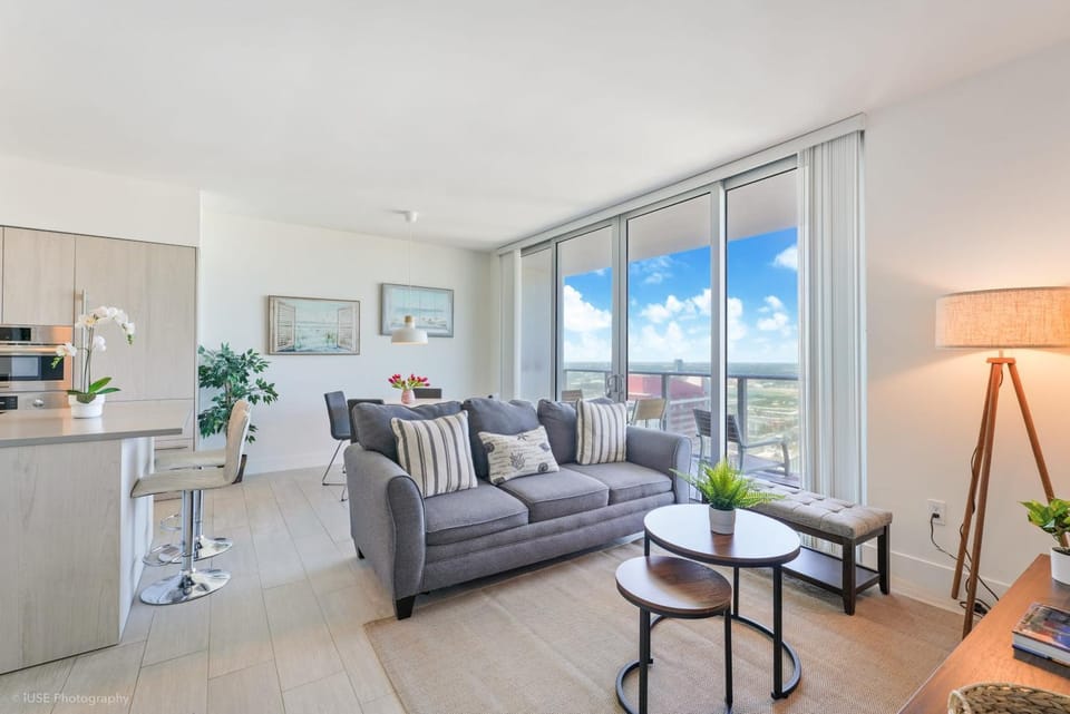 Mesmerizing 35th Floor Resort Pools and Views Apartment in Hollywood Beach