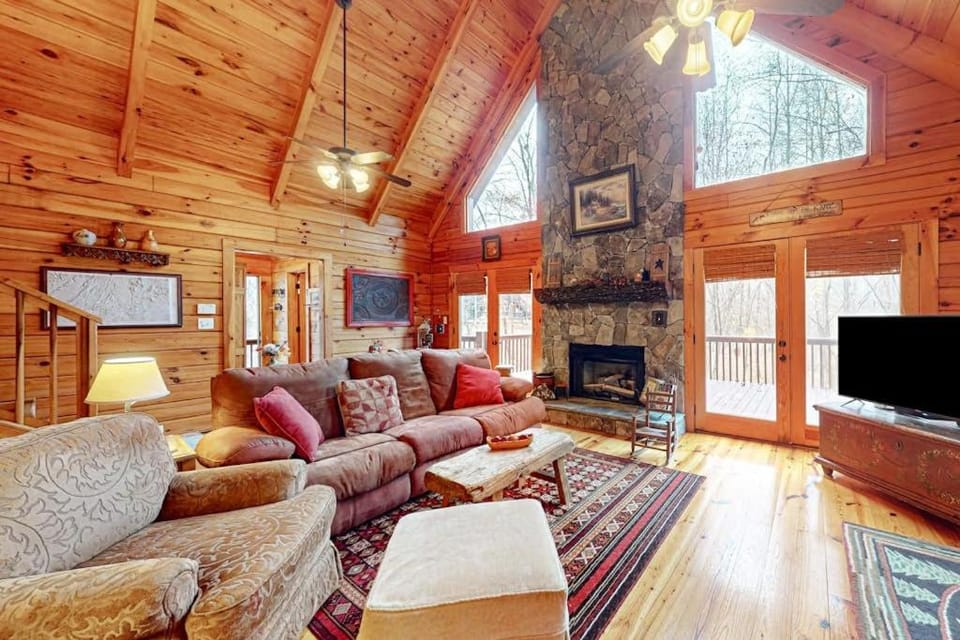 The Riverwood Family Cabin Cabin in Georgia