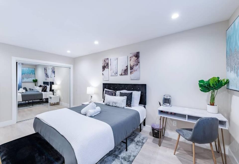 Bed, Photo of the whole room, Bedroom