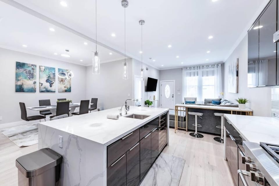 TV and multimedia, Kitchen or kitchenette, Living room, Seating area, Dining area