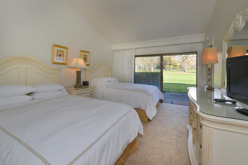 Bed, TV and multimedia, Bedroom
