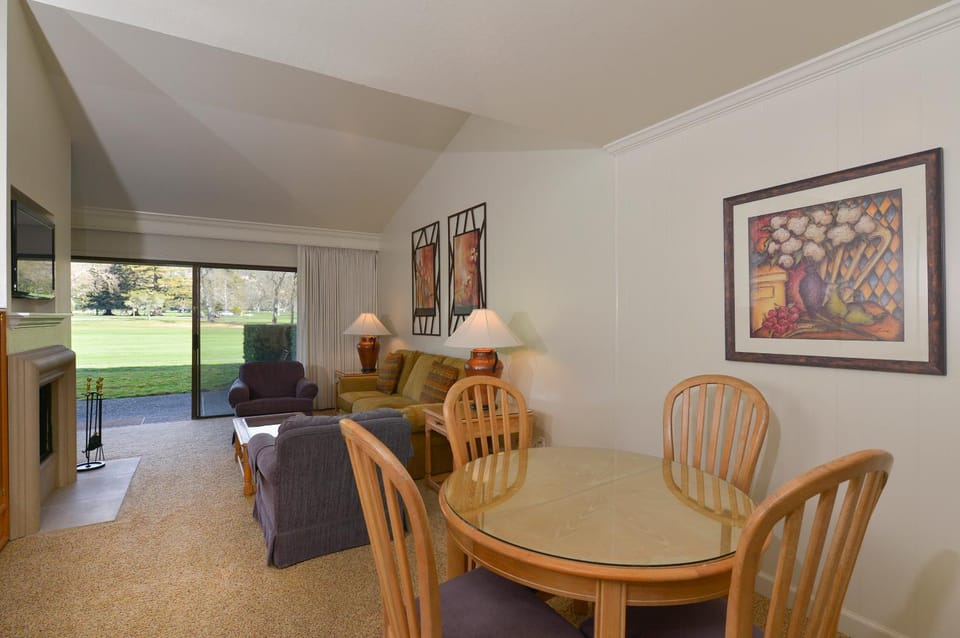Seating area, Dining area