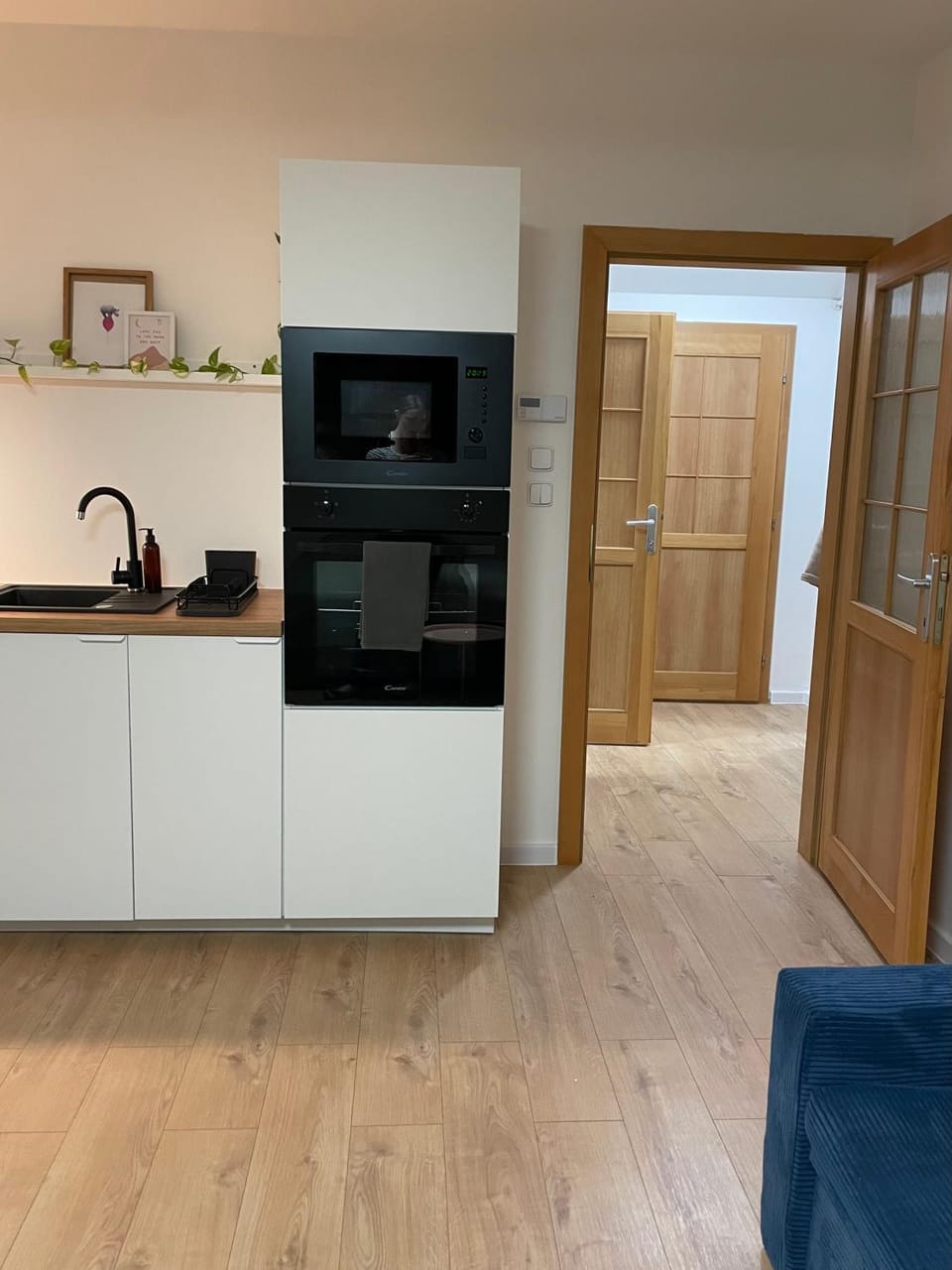 Kitchen or kitchenette, minibar