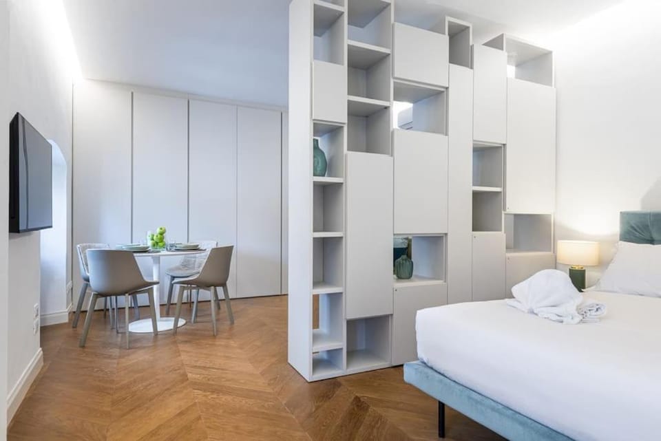 Bed, TV and multimedia, Living room, Photo of the whole room, Seating area, Dining area, Bedroom, hair dresser, wardrobe