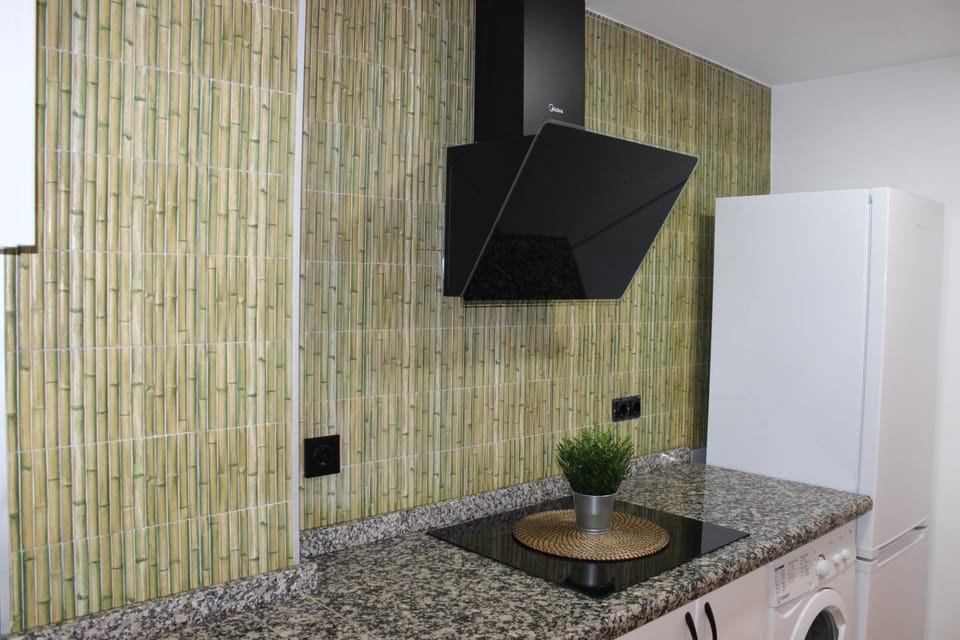 Kitchen or kitchenette, minibar