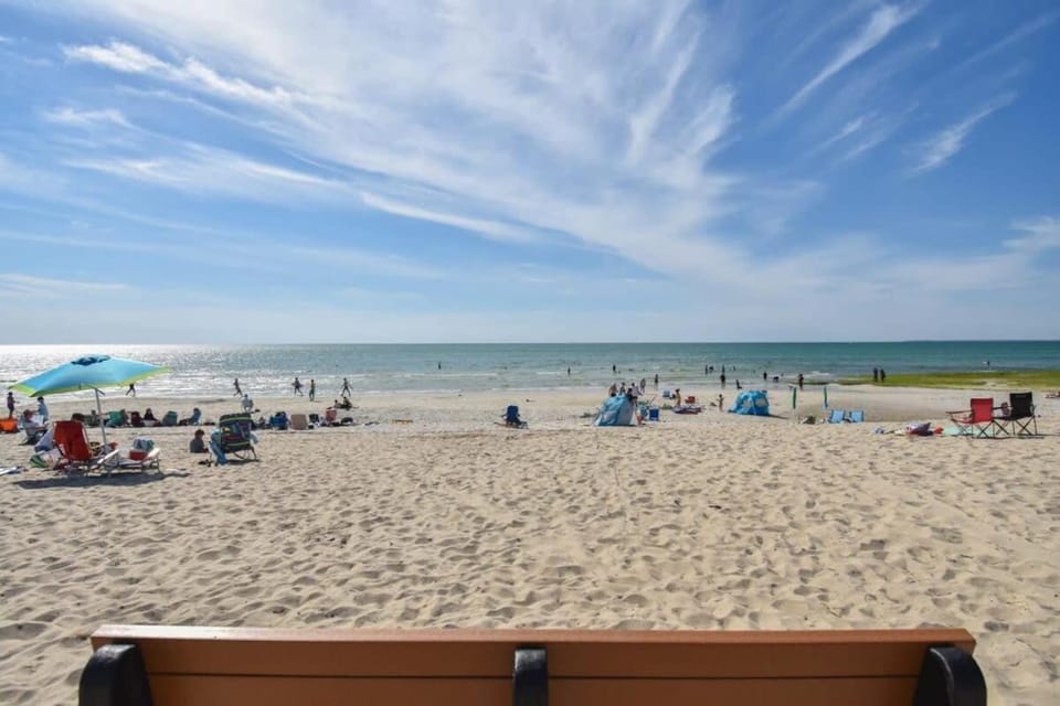 Sleeps 8 Minutes to Nauset Beach House in Orleans