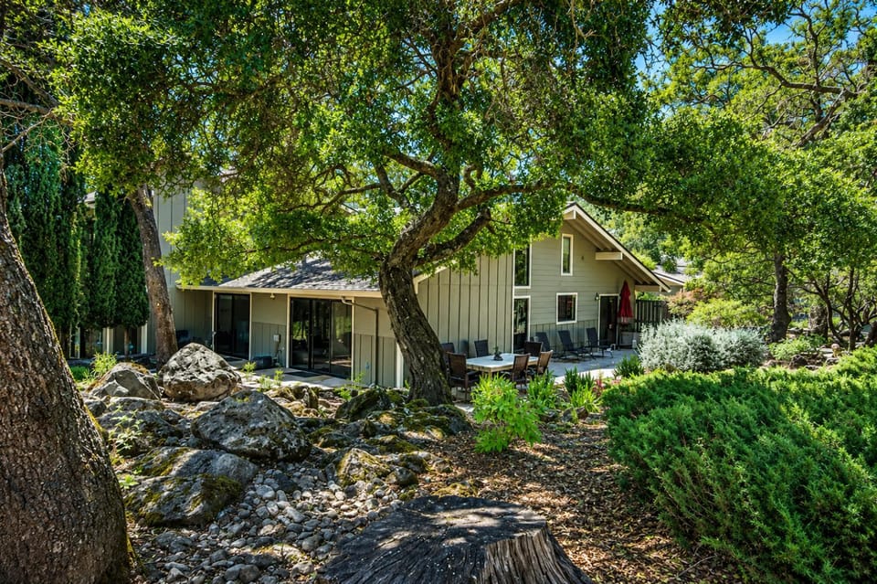 Property building, Day, Natural landscape, Garden, Garden