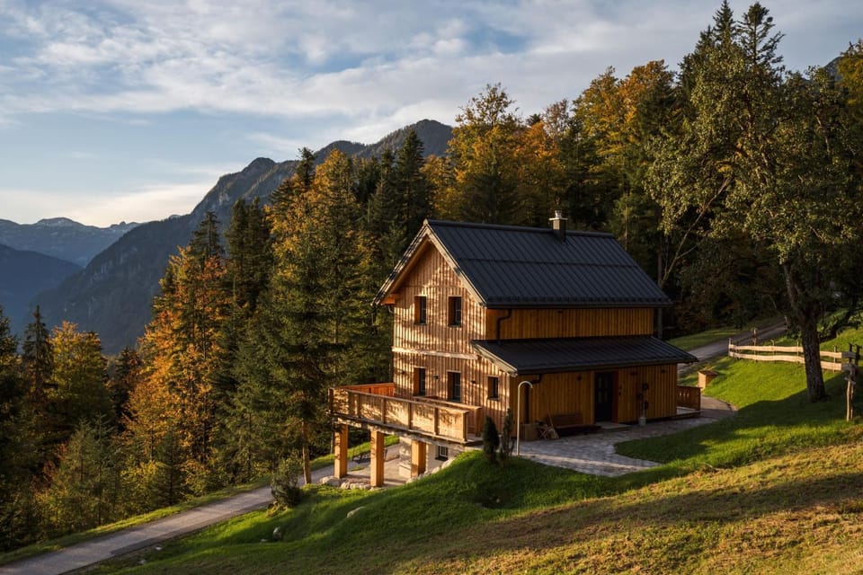 Property building, Day, Garden, Balcony/Terrace, Mountain view