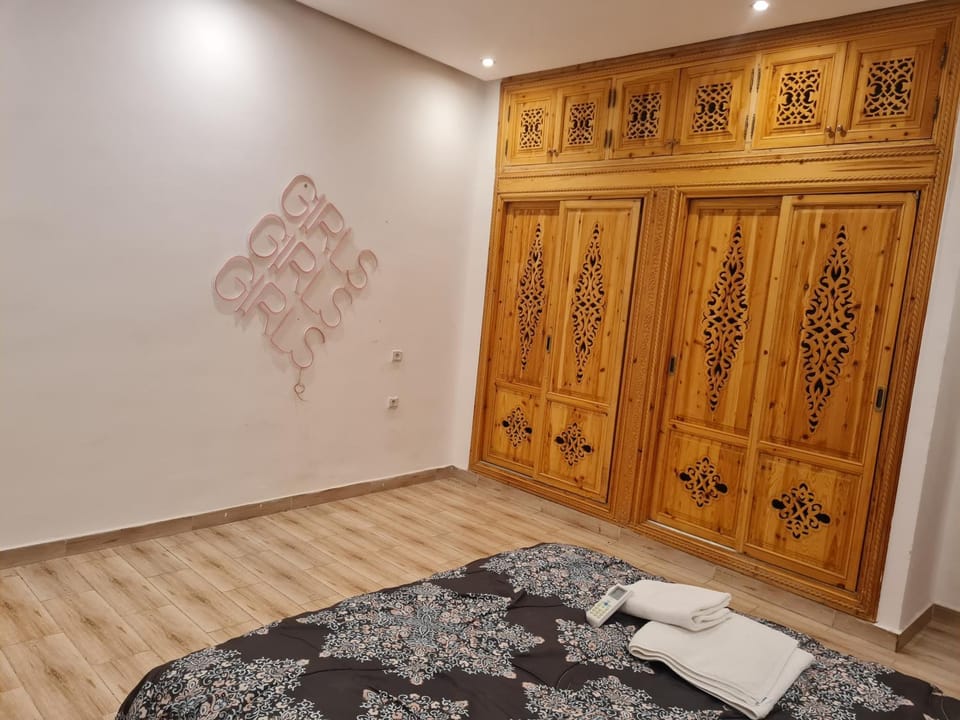 Photo of the whole room, Bedroom, wardrobe