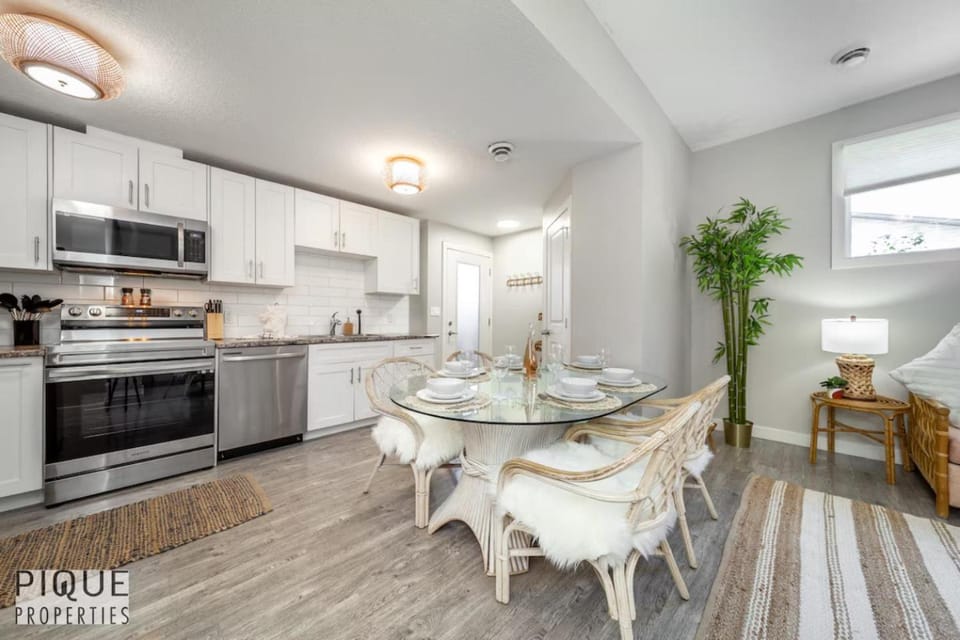 BoHo Chic Suite - Long Stays - Fireplace - Garage Apartment in Edmonton