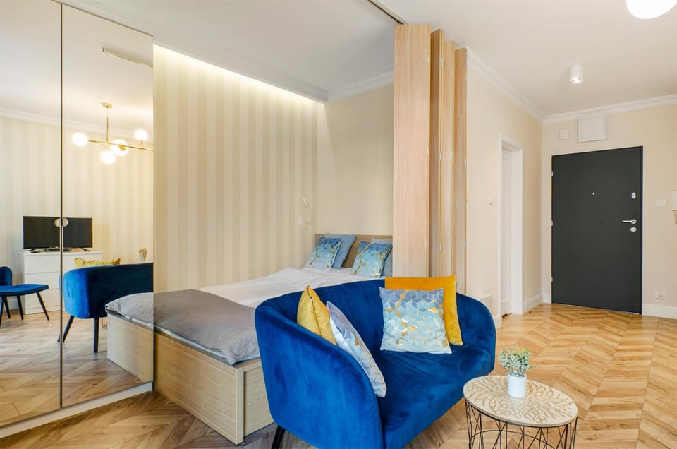 Bed, Living room, Photo of the whole room, Seating area, Bedroom