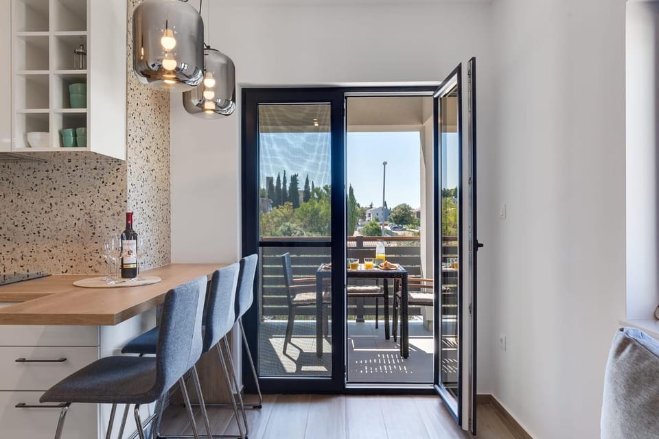 View (from property/room), Balcony/Terrace, Kitchen or kitchenette, Living room, Seating area, Dining area