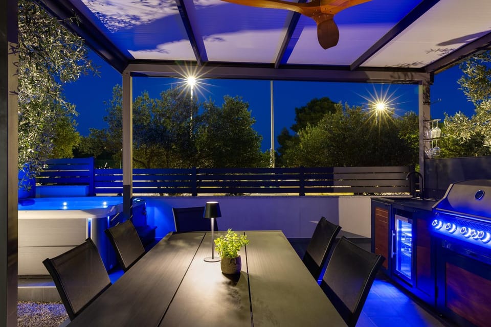 Night, BBQ facilities, Hot Tub, Seating area, Evening entertainment