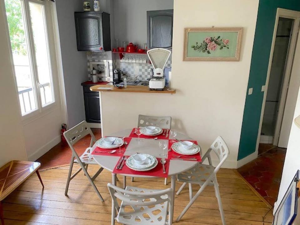 Coffee/tea facilities, Kitchen or kitchenette, Living room, Dining area