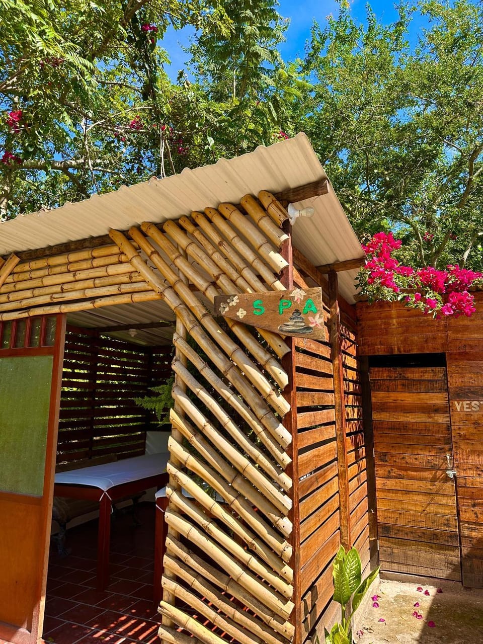 Property building, Spring, Day, Garden, Massage, Spa and wellness centre/facilities, Garden view