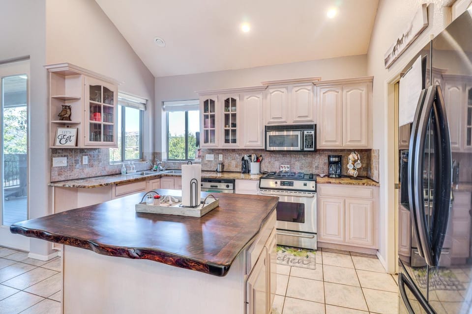 Summer Hikes! Mtn-View Gem w/ Hot Tub in Ruidoso House in Ruidoso