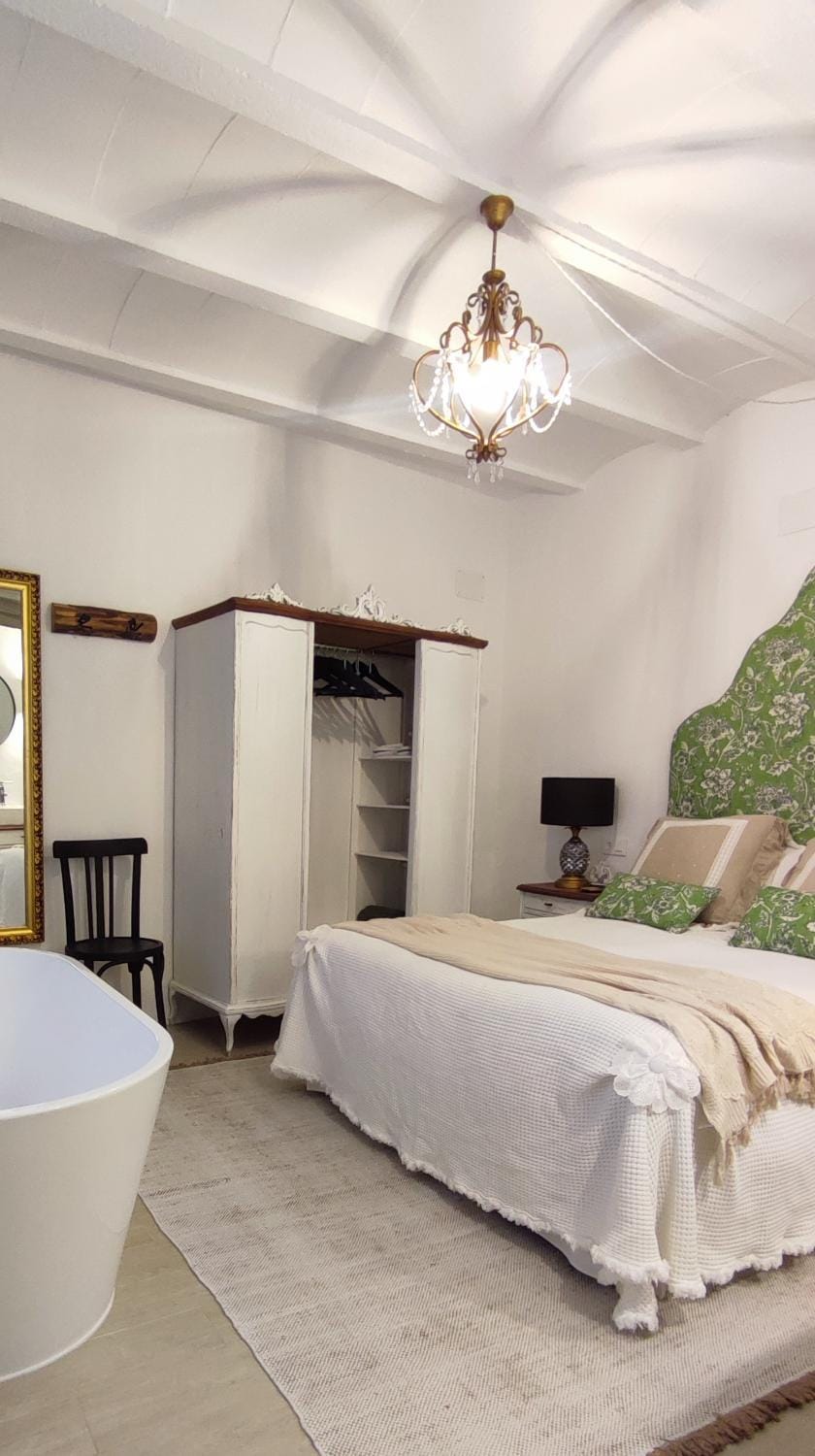 Photo of the whole room, Bedroom