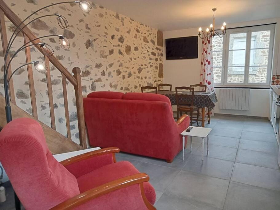 Gîte entier plein centre de St Léo, 2 ch, 4 pers House in Pays de la Loire