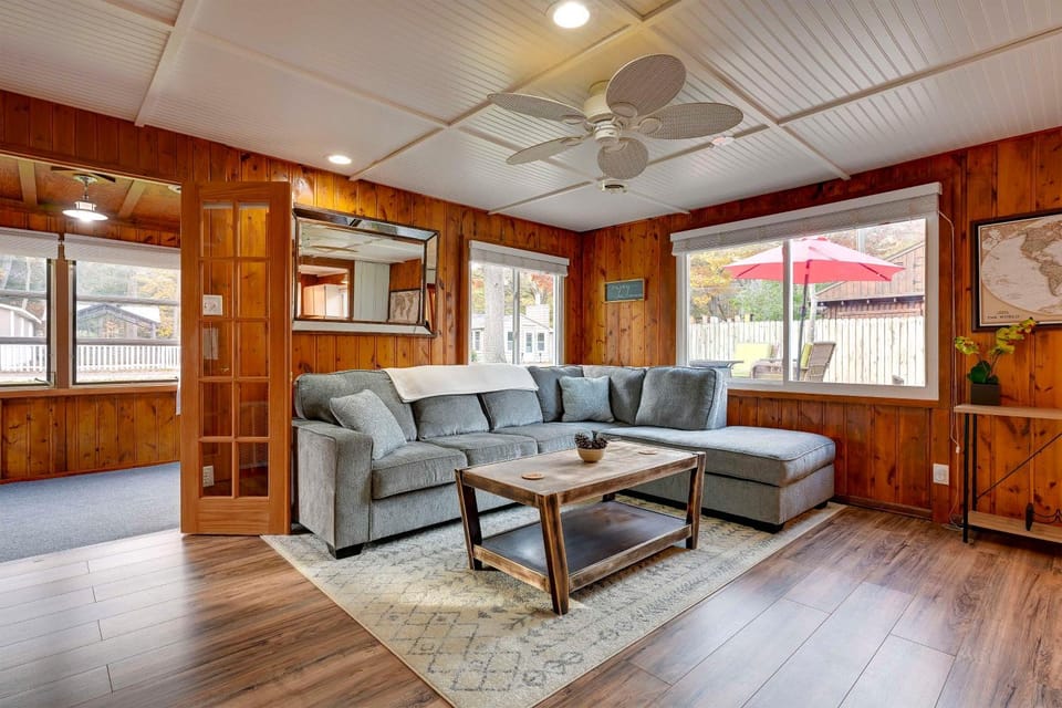Lovely Au Gres Cottage w/ Hot Tub: Walk to Beach! House in Michigan