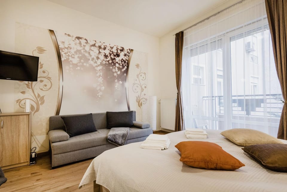 Bed, TV and multimedia, Seating area