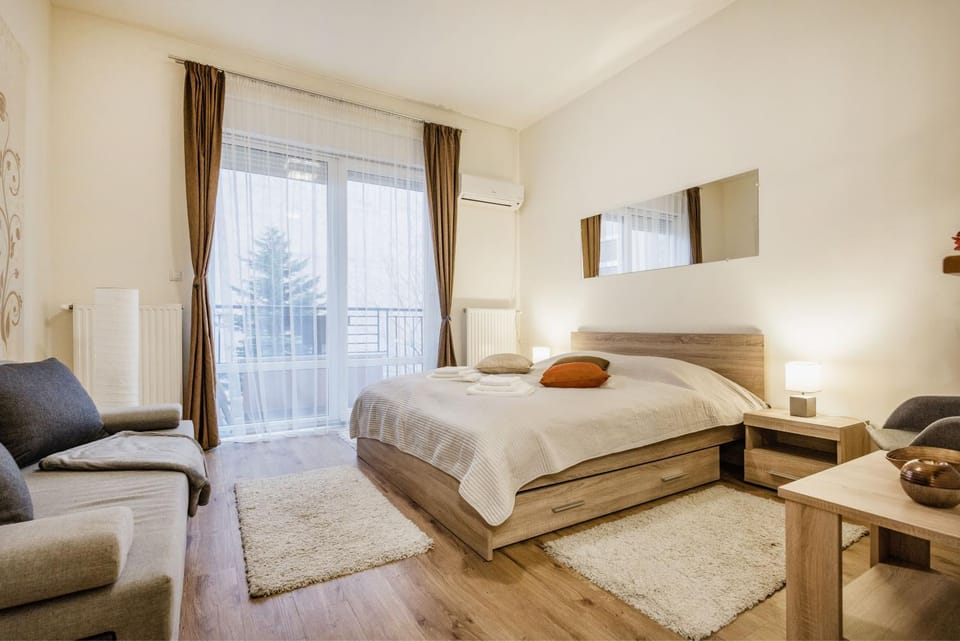 Bed, Seating area